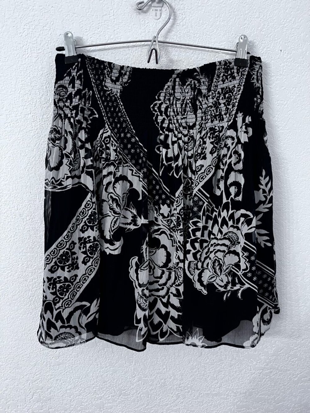 White House Black Market Black & White Floral Patterned Skirt Elastic Waist Shee